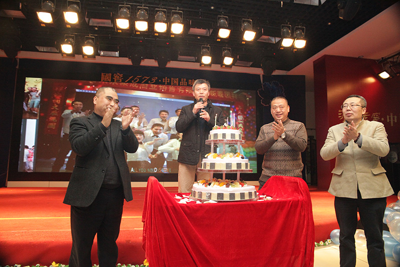 2015年聚成公司新春年会——集团公司谢明董事长（左二）、集团公司总裁张良（左一）、总工程师沈才洪（右一）对聚成公司的祝福